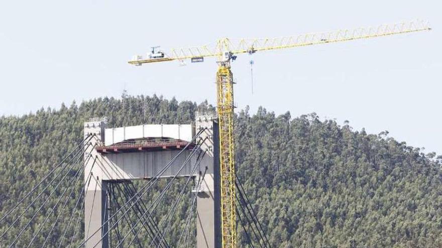 Operarios montan bajo el puente las piezas para deslizar el carro-grúa que elevará las dovelas. // Alba Villar