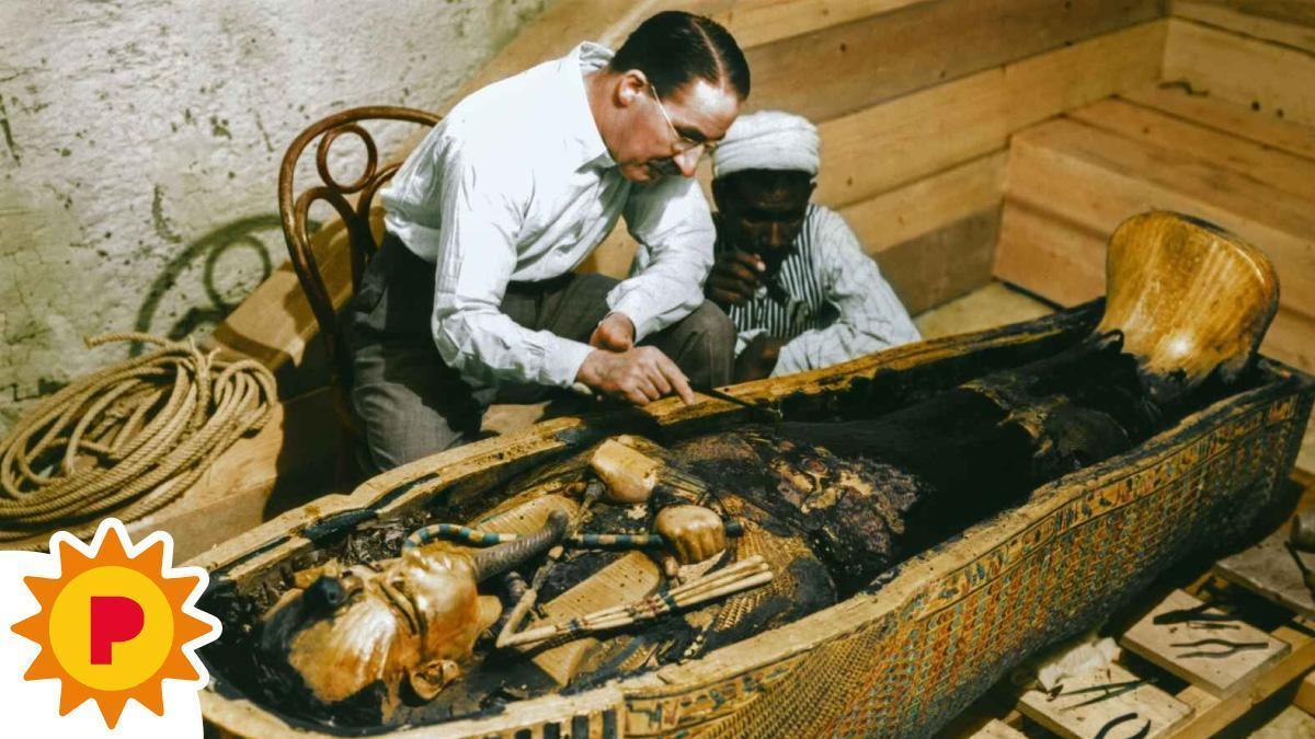 Howard Carter y un ayudante egipcio durante la inspección del sarcófago de Tutankamón.