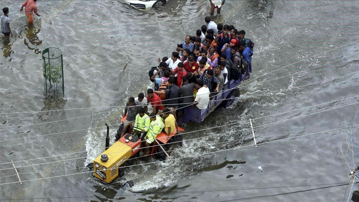 Ciudadanos auxiliados con botes en la ciudad india de Patna, azotada por importantes inundaciones.