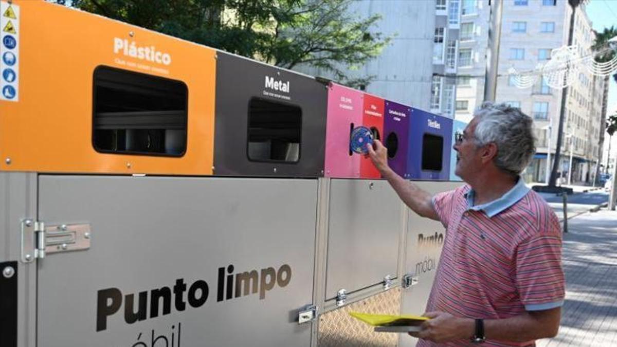 José Luís utilizando el punto limpio móvil.