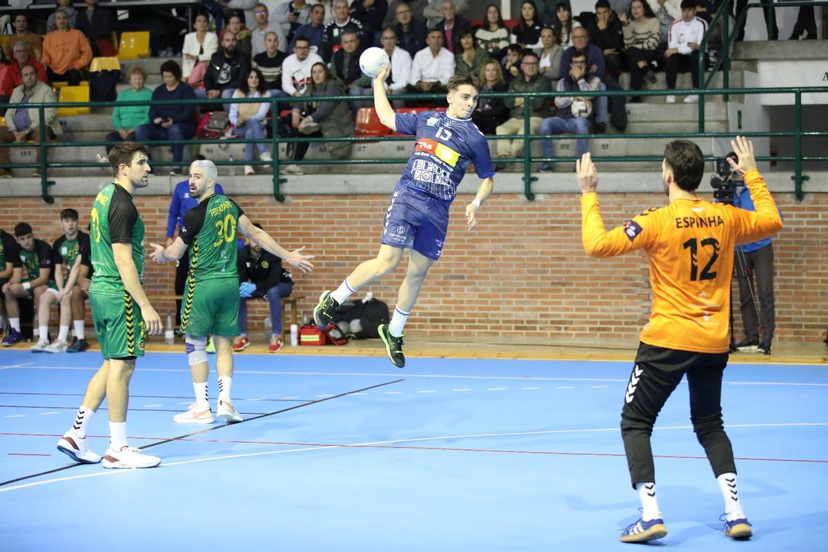 Tommaso De Angelis lanza a la portería del REBI Cuenca en la pista del pabellón Garganes de Altea