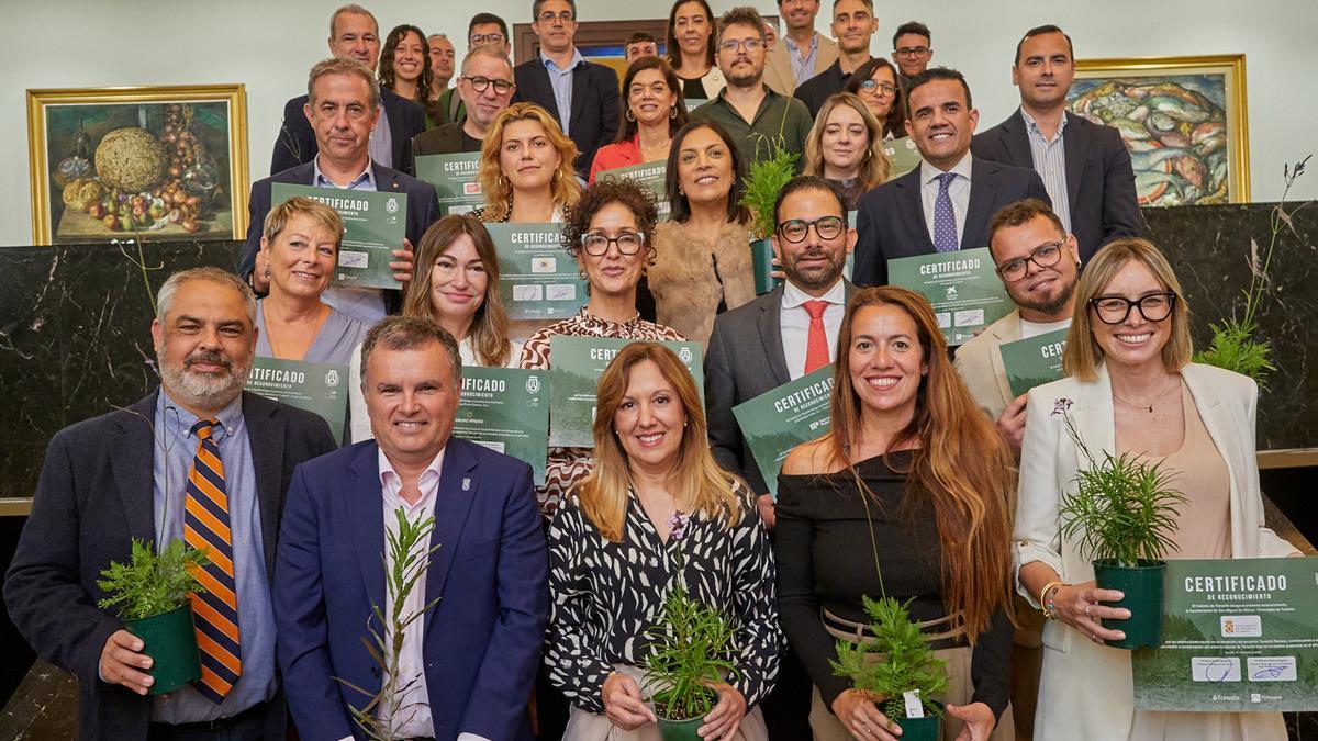 Foto de familia de representantes del Cabildo y de las entidades que han participado en ‘Tenerife Renace’.