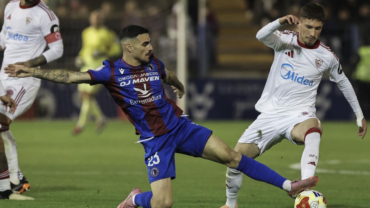 José Ángel Carmona trata de robarle el balón a Diego Díaz en el CD Extremadura 1924-Sevilla FC de Copa del Rey en el Francisco de la Hera de Almendralejo.