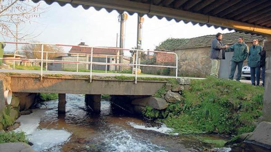 El Seprona, durante una de las inspecciones de los vertidos en el río Pequeno de Cambados.  // Iñaki Abella