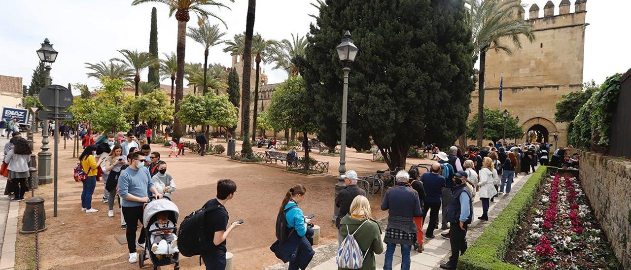 Turistas hacen cola para acceder al Alcázar.