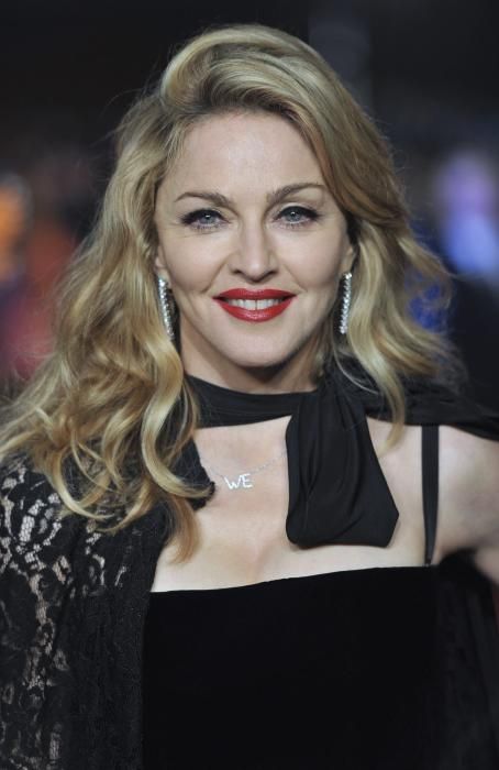 Madonna posa a su llegada al estreno de su película "W.E." en Londres, Reino Unido, el 11 de enero del 2012.