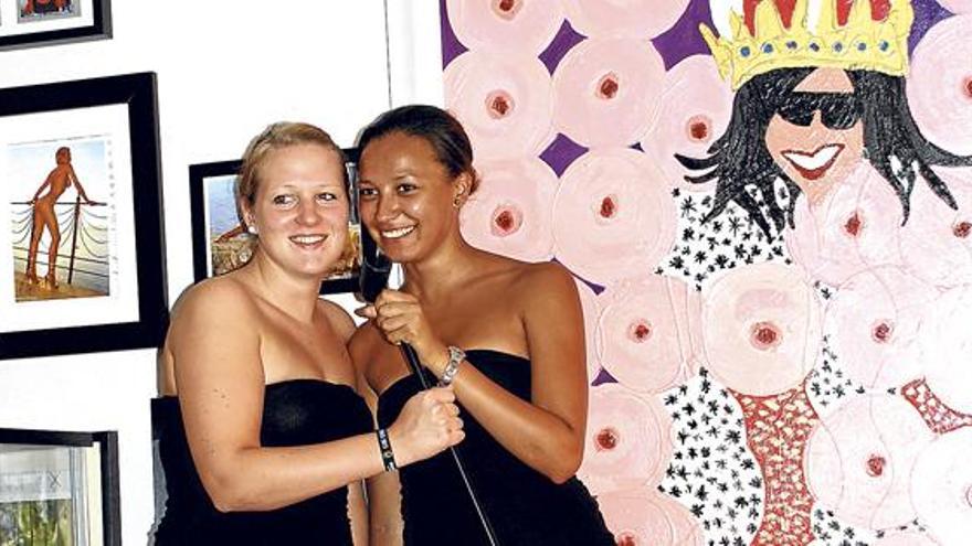 Jessica und Lanii auf der Bühne im Drews-Café - im Hintergrund in verschiedenen Ausführungen die Brüste der Drews-Gattin.