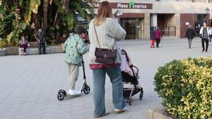 Una mujer con dos hijos.