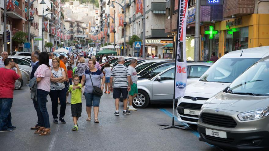 Coches expuestos en la Gran Vía de Caravaca de la Cruz durante la feria de Octubre