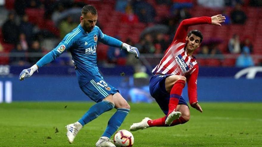 El Atlético derrota al Valencia (3-2) y aplaza el alirón del Barcelona