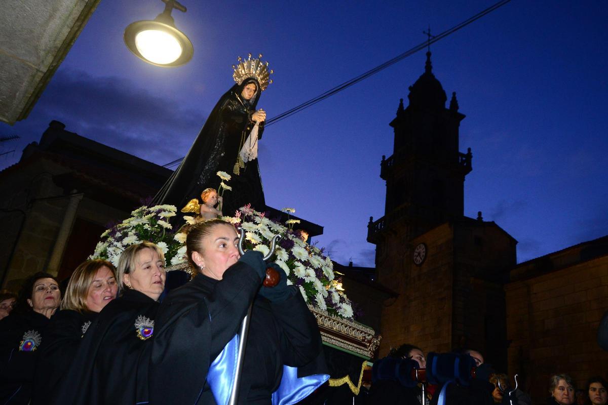 El principio de la procesión, bajando por la Rúa Real y con la excolegiata de fondo.