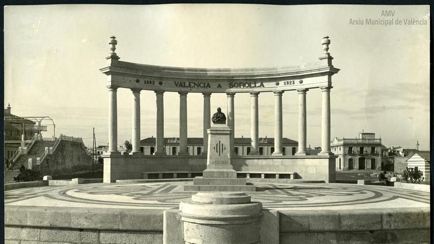 Así era el antiguo monumento a Sorolla en la playa del Cabanyal