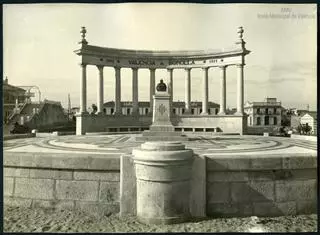 Así era el antiguo monumento a Sorolla en la playa del Cabanyal