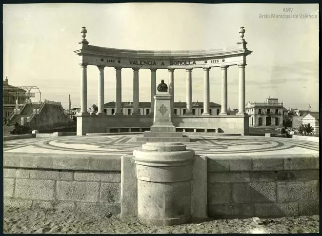 Así era el antiguo monumento a Sorolla en la playa del Cabanyal