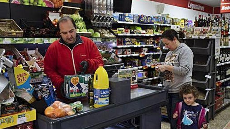 Antonio Orozco despachado a una clienta en el supermercado de Andavías.