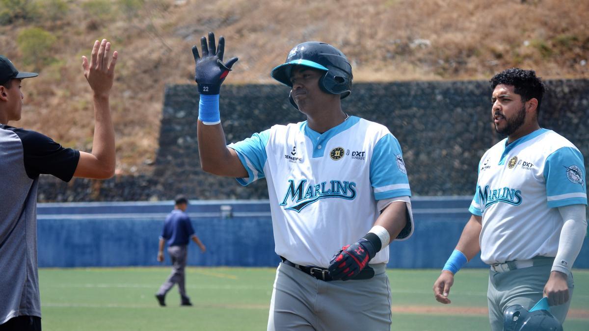 Richard Montiel da instrucciones a sus jugadores en un encuentro de liga.