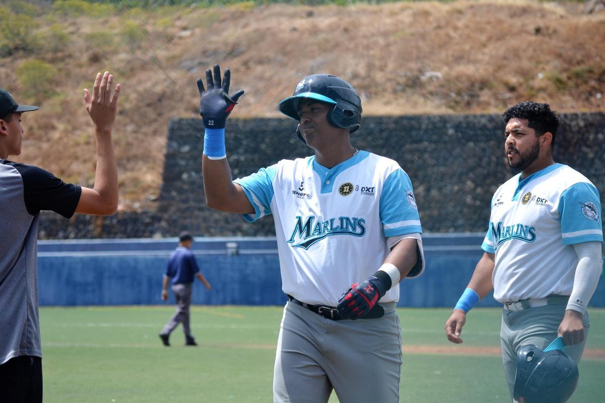 Richard Montiel da instrucciones a sus jugadores en un encuentro de liga.