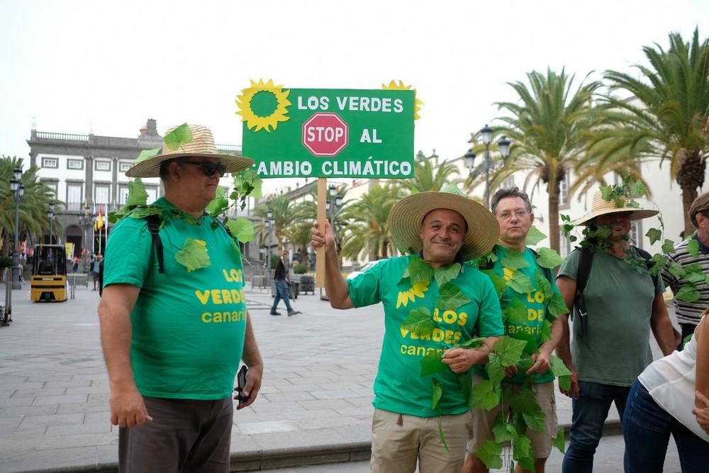 Concentración de ecologistas contra la política arboricida de la concejal Inmaculada Medina.