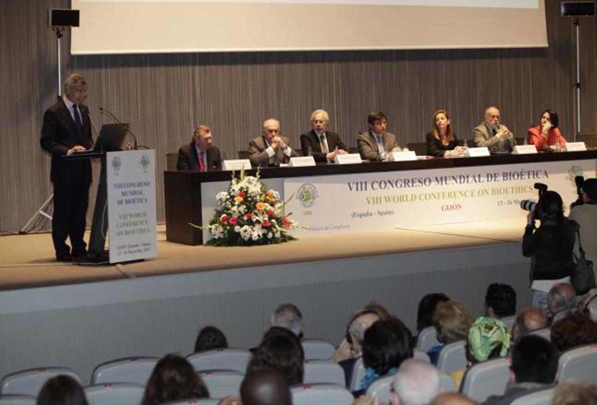 Marcelo Palacios se dirige a los asistentes en presencia de la subdirectora de la UNESCO, primera por la derecha.