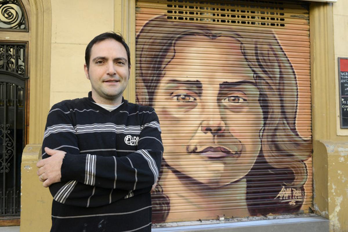 Carlos Tenza, propietario del bar Julián, en la calle Pere IV, ante uno de los retratos.