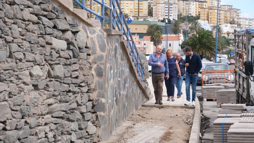 Las Palmas de Gran Canaria repavimenta cerca de 300 metros de acera en el barrio de Hoya de La Plata