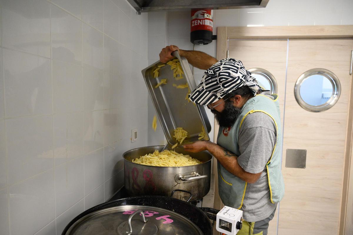 Ángel preparando los macarrones en la cocina de Peñaflor.