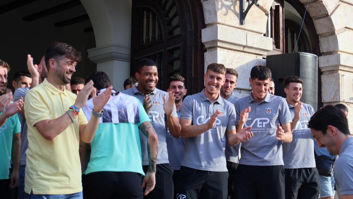 El Ayuntamiento de Castelló recibe a la UD Castellonense para celebrar el final de temporada.
