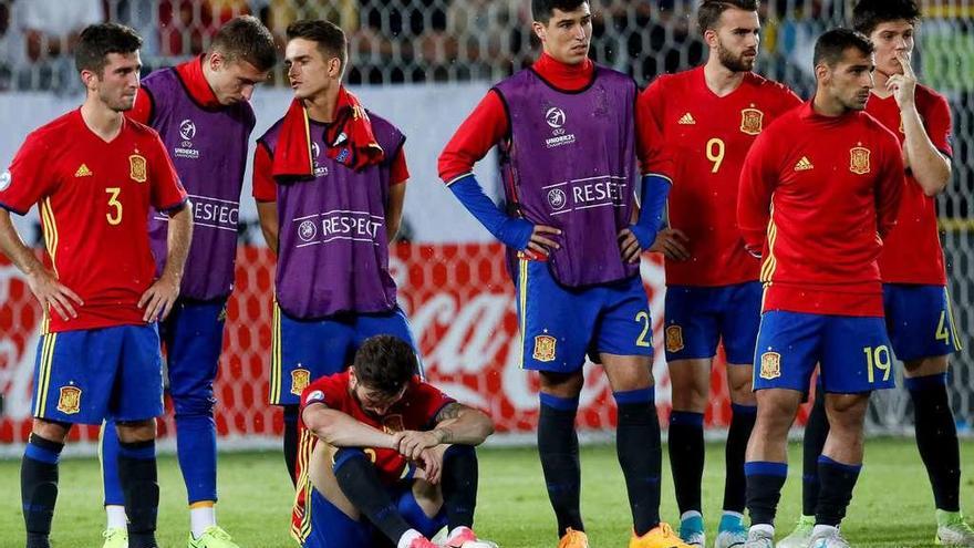 Los futbolistas de la selección española observan como los alemanes recogen el trofeo.
