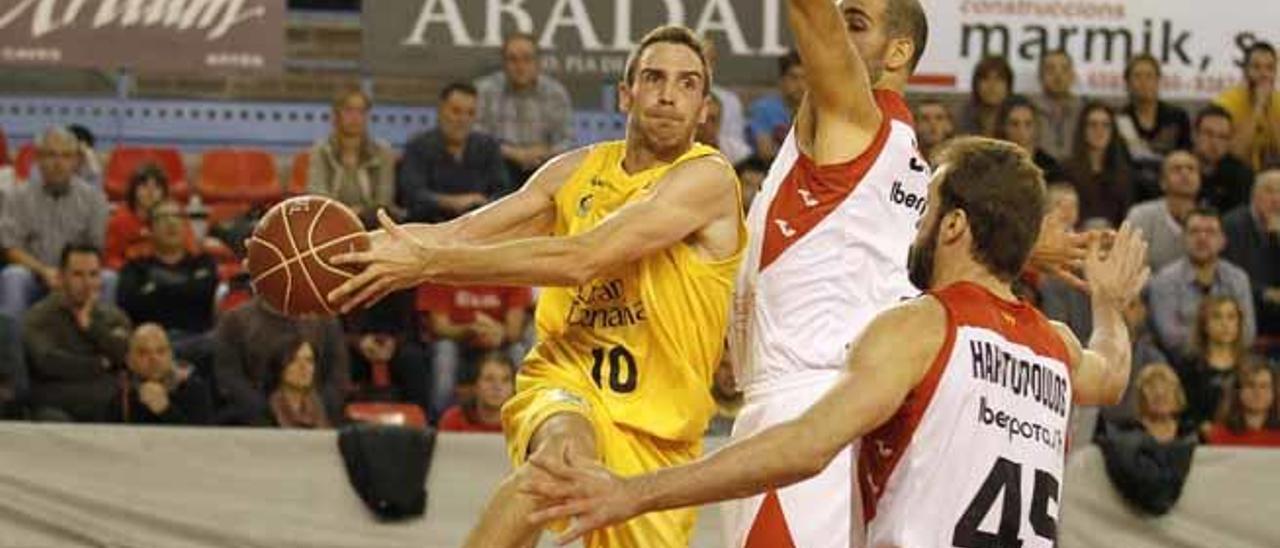 Txemi Urtasun en una acción contra el Basket Manresa.