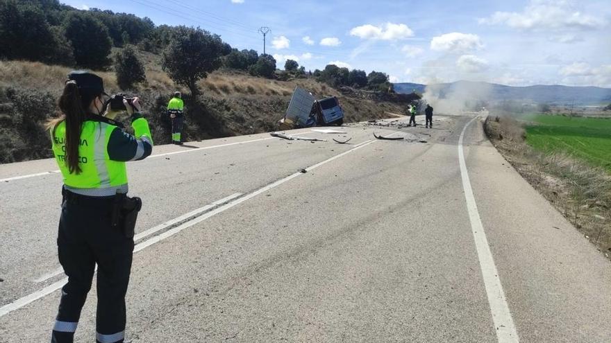 Una agente fotografía el accidente.