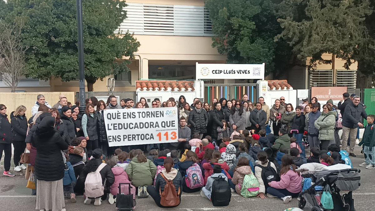 Padres del CEIP Lluís Vives de Ontinyent se han concentrado por la falta de una educación de Educación Especial.
