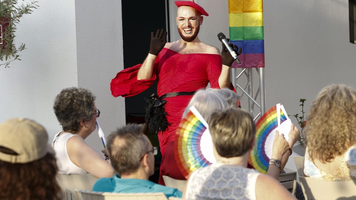 Kiki Morgan ofrece una ponencia performativa sobre memoria y cultura LGTBIQ+.