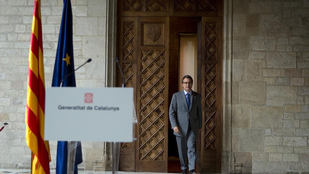 Artur Mas se dirige hacia su comparecencia para valorar la marcha independentista de la Diada, el miércoles en el Palau de la Generalitat.