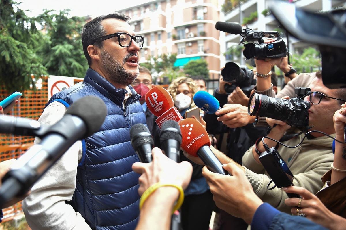 El líder de la Liga, Matteo Salvini, habla con los medios de comunicación frente al colegio electoral de Milán en el que ha votado.