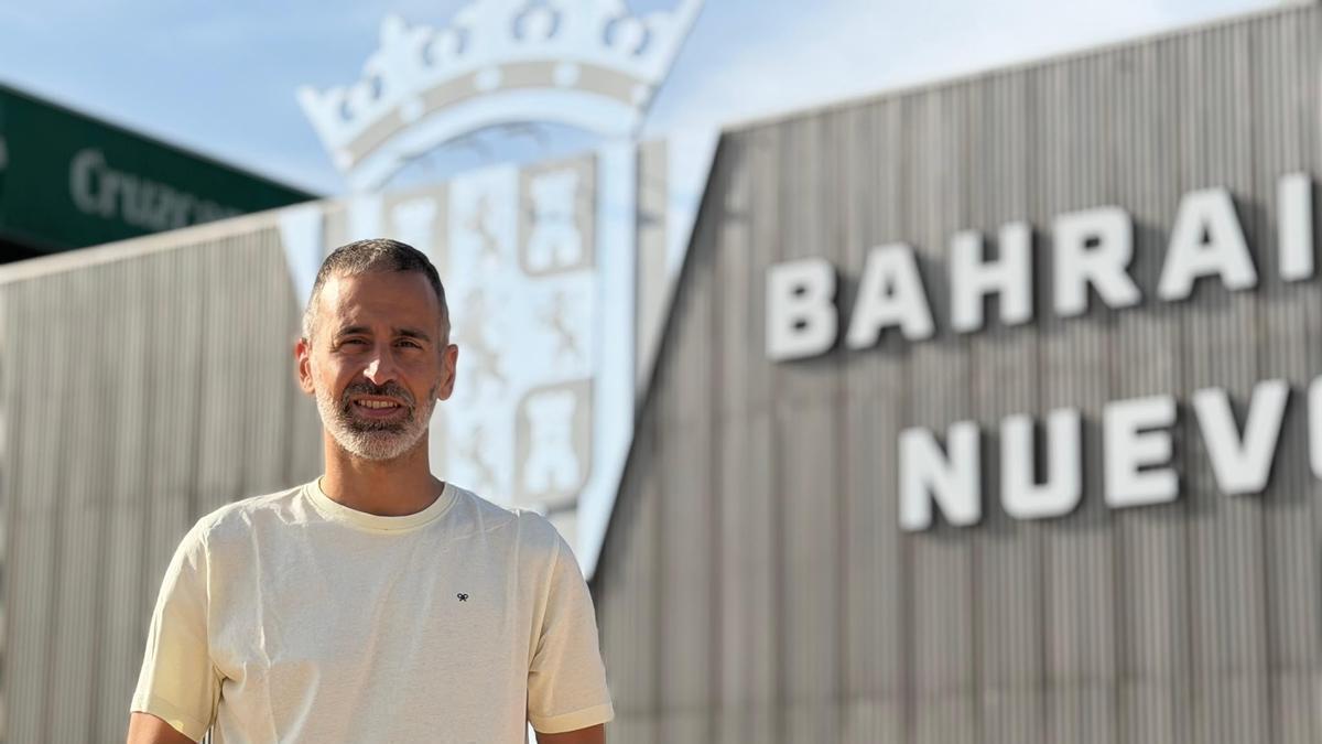 El concejal del PSOE Ángel Ortiz, junto al estadio de El Arcángel en Córdoba.
