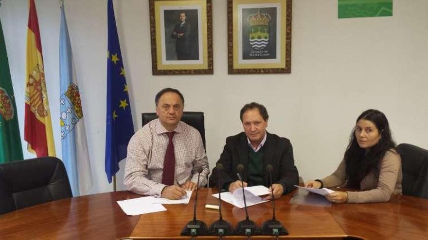 Jesús Otero, Miguel Villar y Beatriz Iglesias, durante la firma.