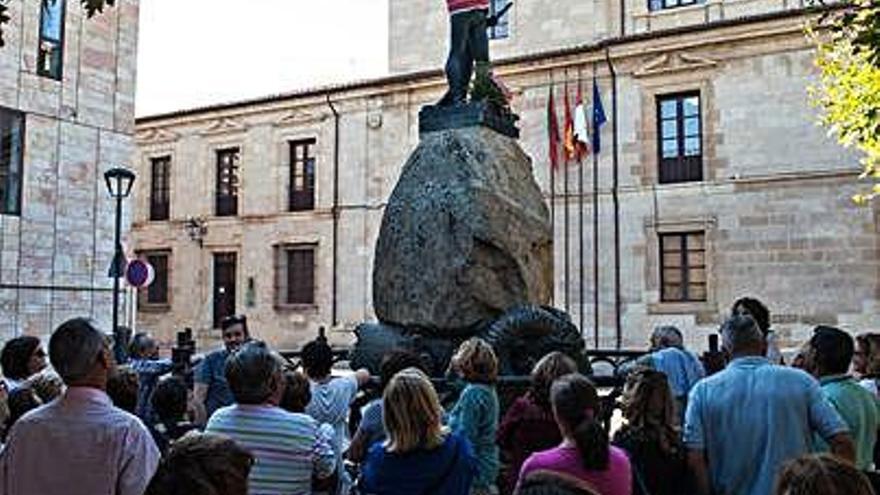 Turistas a los pies de la estatua dedicada a Viriato.