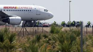 Un avión de Iberia Express en una imagen de archivo en el aeropuerto de Alicante.