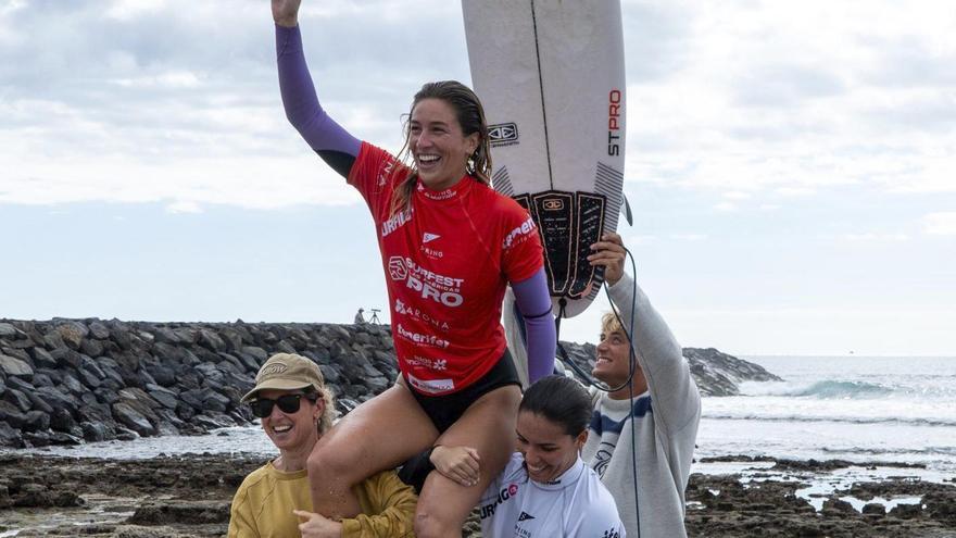 Melania Suárez y Sean Gunning, flamantes campeones de España, celebran su victoria en Arona tras dominar las finales del Tenerife PRO. |