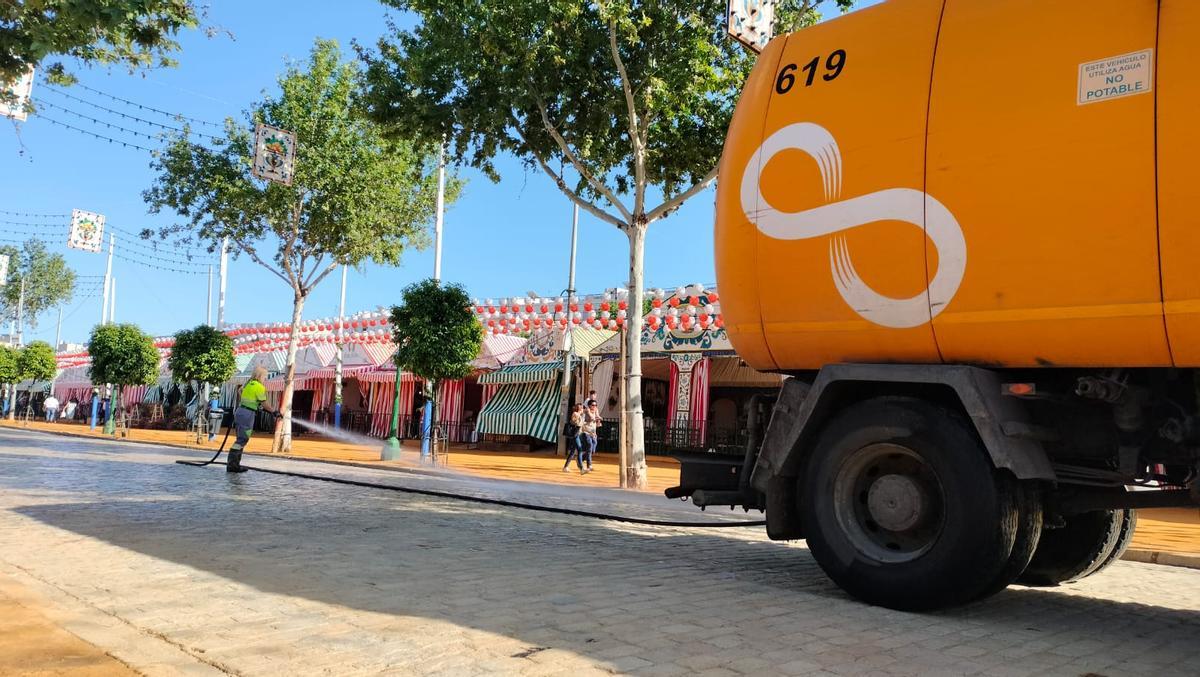 Trabajos de limpieza de Lipassam en el Real de la Feria de Sevilla