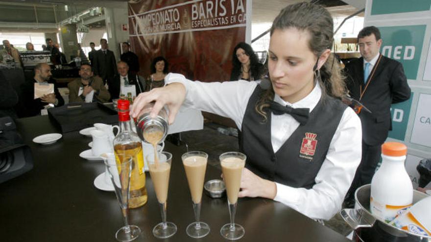 Una joven prepara los cafés durante el concurso celebrado en la sede de la UNED en Cartagena