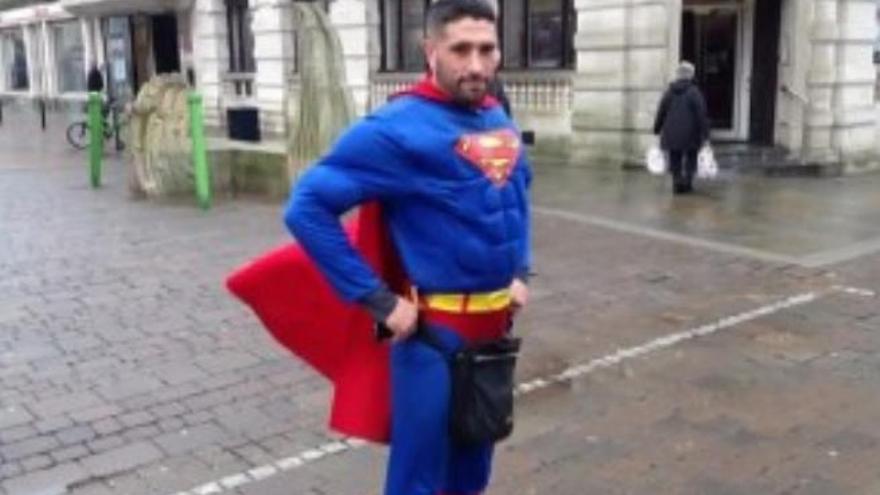Un tinerfeño disfrazado de Superman reduce a un atracador en el Reino Unido