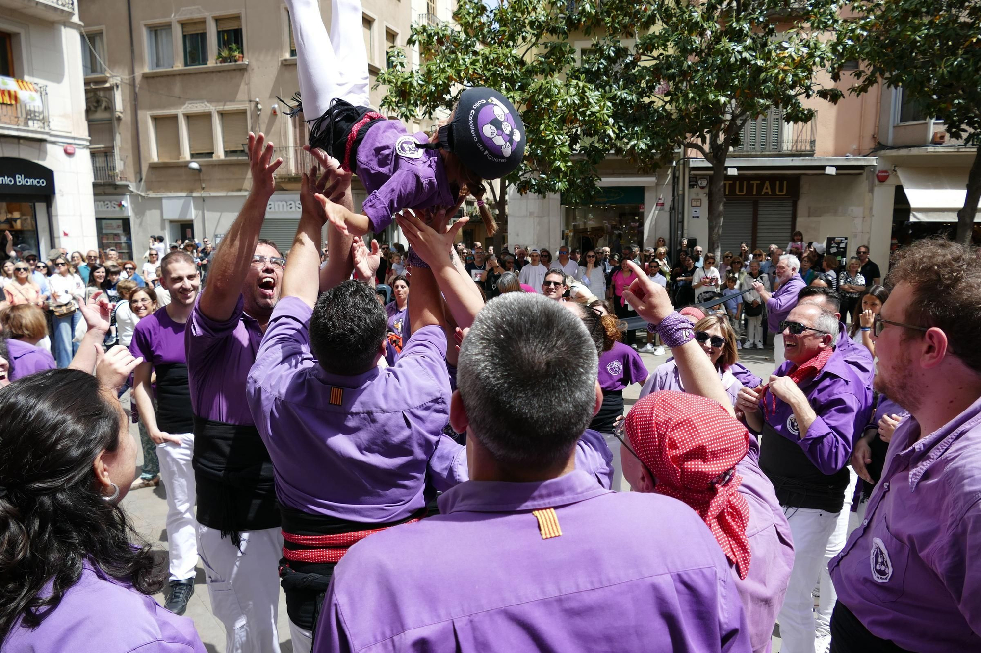 El tradicional pilar caminant de la Colla Castellera de Figueres congrega centenars de persones