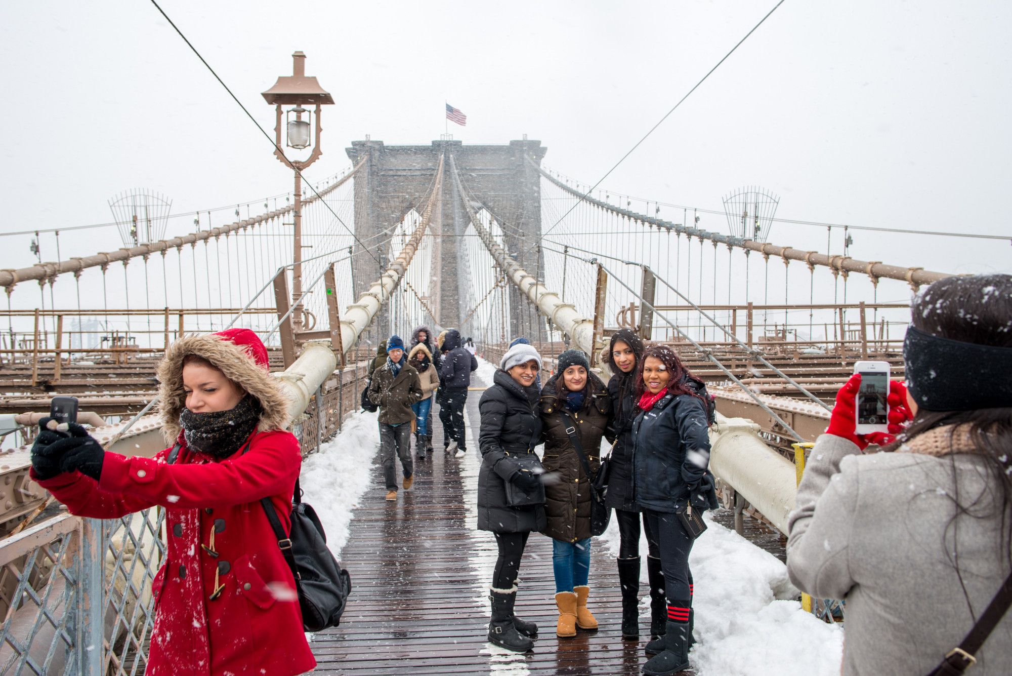 Visitantes fotografiándose en el Puente de Brooklyn.
