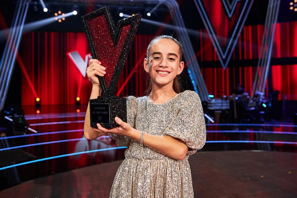 Alira Moya, con el título de ganadora de La Voz Kids 2024.