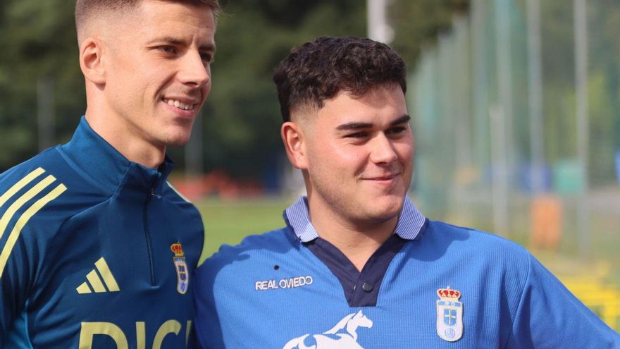 El nuevo fichaje del Oviedo, Luka Ilic, posa con un aficionado en su primer entrenamiento en El Requexón. | MARIO CANTELI