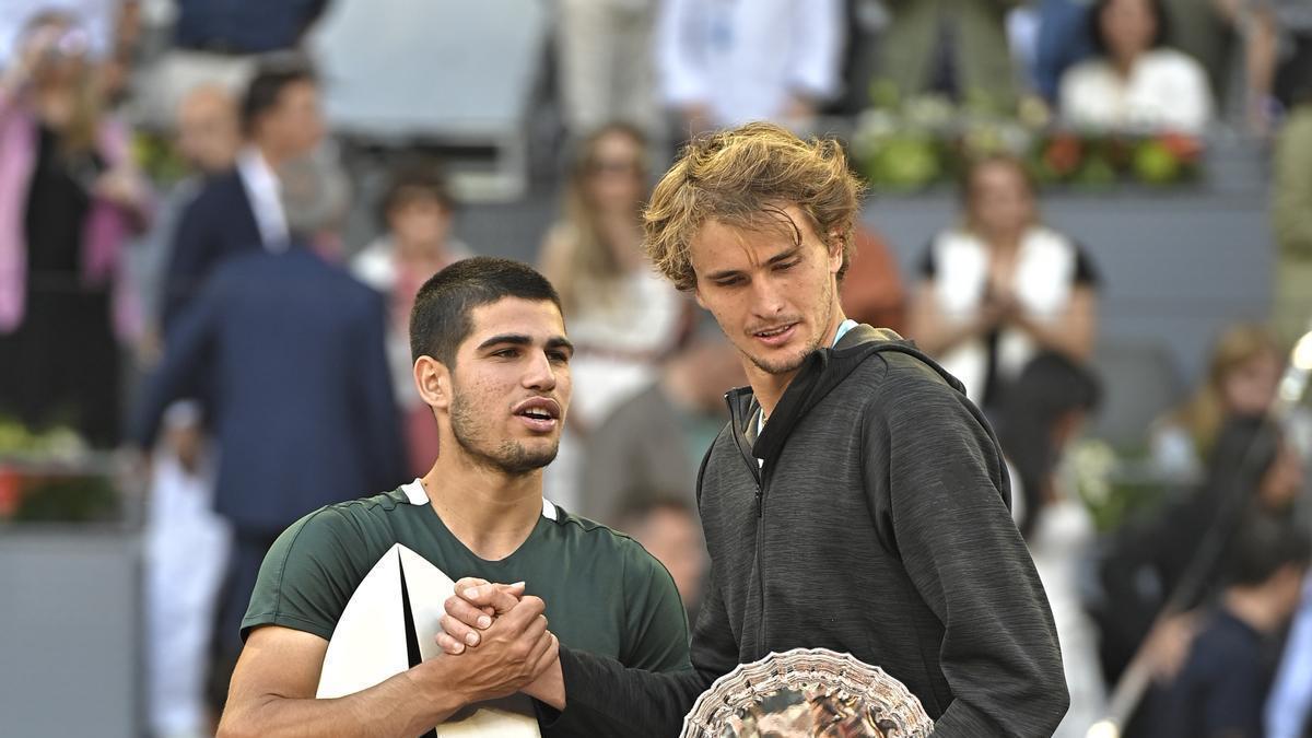 Carlos Alcaraz, junto a Zverev tras ganar la final en Madrid.