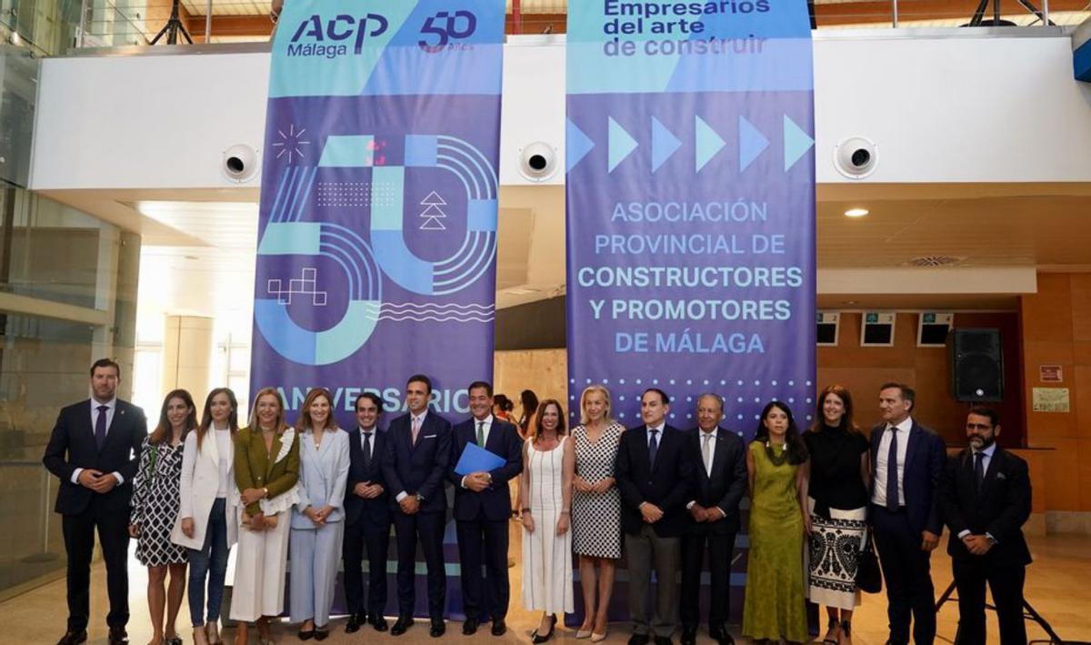 Representantes políticos y empresariales acudieron al acto. | ÁLEX ZEA
