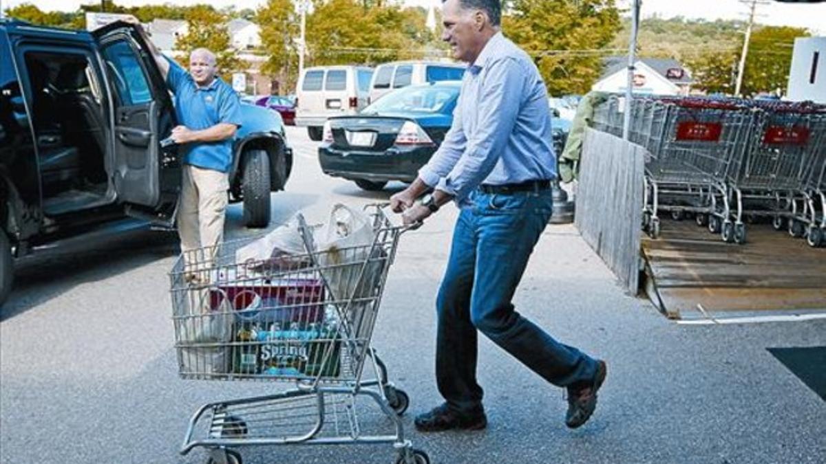 El candidato republicano, Mitt Romney, hace la compra en un supermercado.