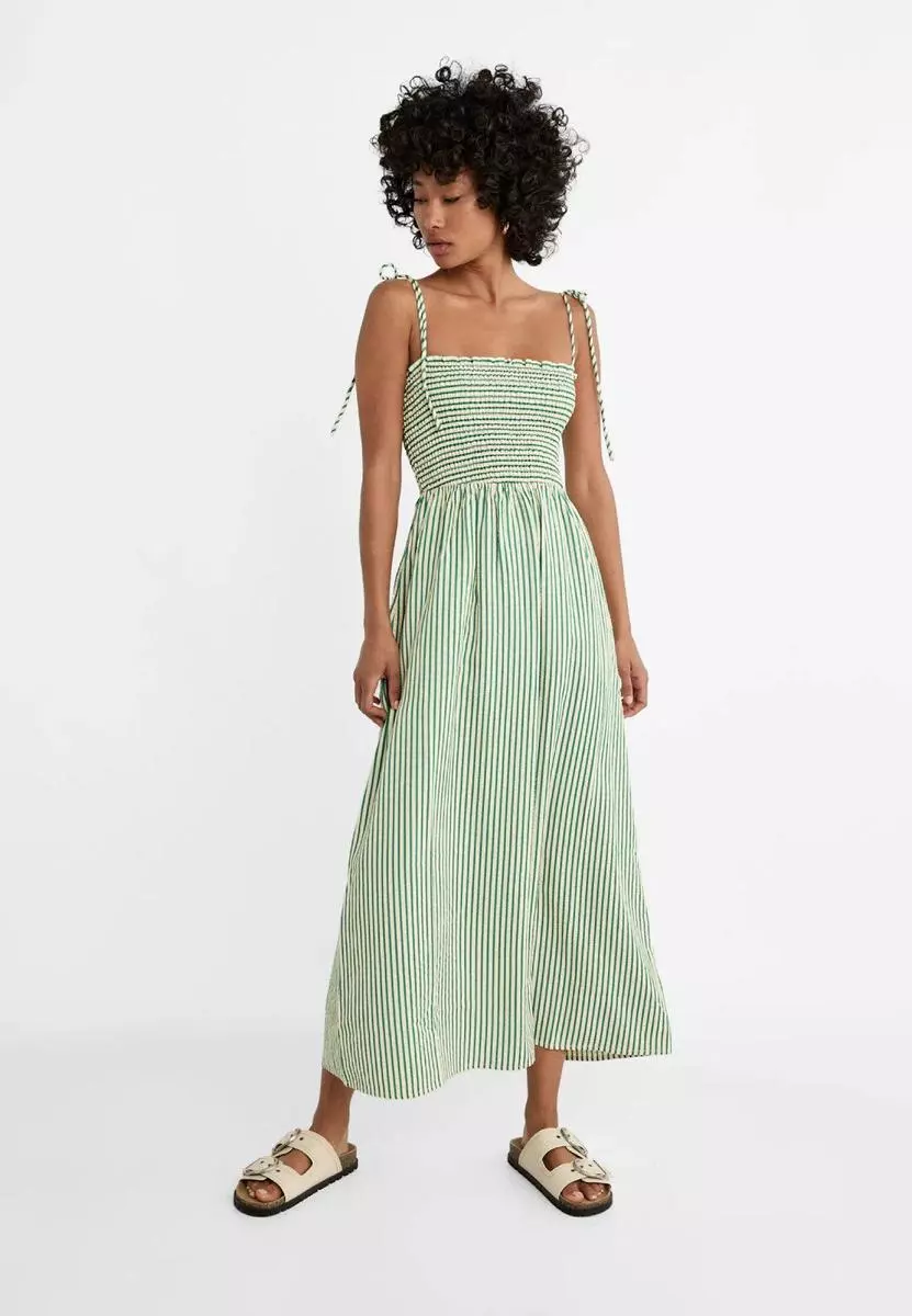 Lucirás impecable con estos 7 vestidos midi de Stradivarius: perfectos para ir a la oficina 9 Moncloa Vestido de tirantes con estampado de rayas de Stradivarius: estilo y frescura